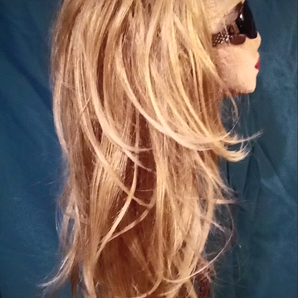 Synthetic wig. Long blonde